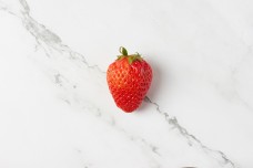 大理石背景和红色草莓