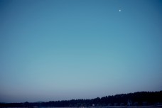 蓝天清晨晨起月亮远山
