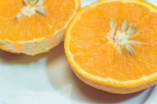 切开被剥皮的橙子橘子
