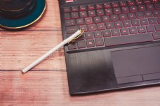 笔笔记本电脑咖啡杯木制办公桌摆拍