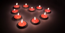 七夕情人节摆成心形的蜡烛浪漫背景