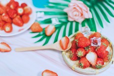 摆盘草莓和勺子中的切开草莓