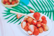 摆盘草莓中的勺子拖住草莓