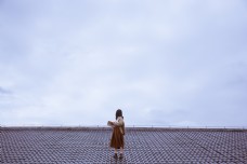 楼顶上站立眺望的女孩