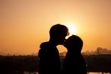 夕阳下亲吻的情侣摄影