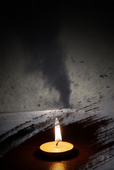 简约自然灾害龙卷风地震蜡烛祈祷背景